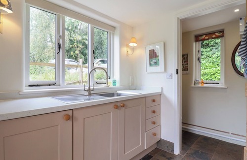 Shobrooke Cottage | DANCING HILL COTTAGE, pet friendly, with open fire in Crediton