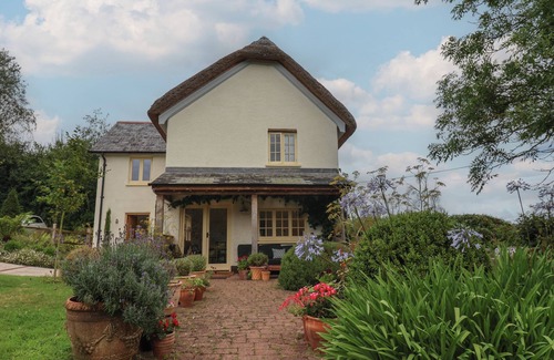 Shobrooke Cottage | DANCING HILL COTTAGE, pet friendly, with open fire in Crediton