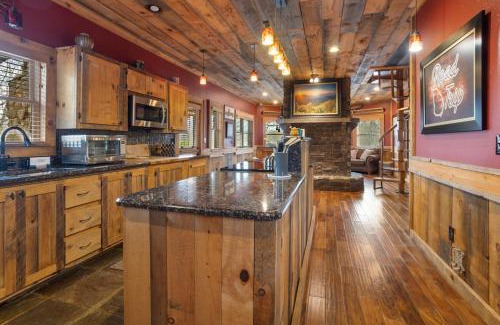 Blue Ridge House | Dandelion Delight - Blue Ridge GA - Game Room, Fire Pit, Outdoor Fireplace, Near Downtown - Blue Ridge, GA