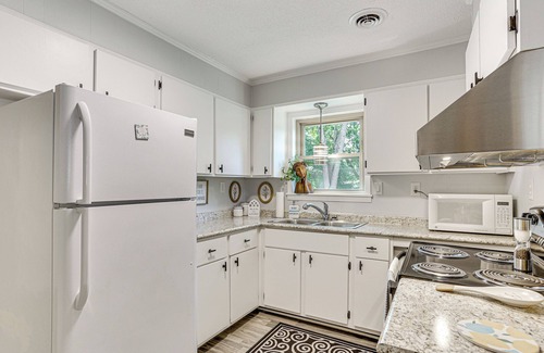 Henderson House | 'Dandy's Getaway' w/Fire Pit & Yard in Henderson