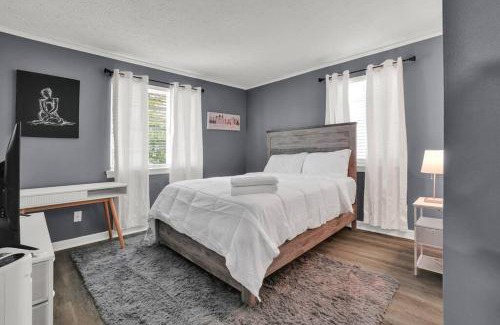 Montgomery House | Daniel's Midtown Retreat - Pet Friendly - 5 beds - Centrally Located