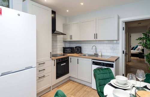 Tollington Apartment | Daniela | 2 Bedroom Apartment | Sleeps 6