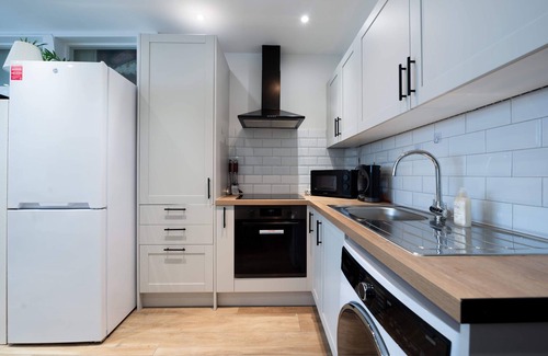 Tollington Apartment | Daniela | 2 Bedroom Apartment | Sleeps 6