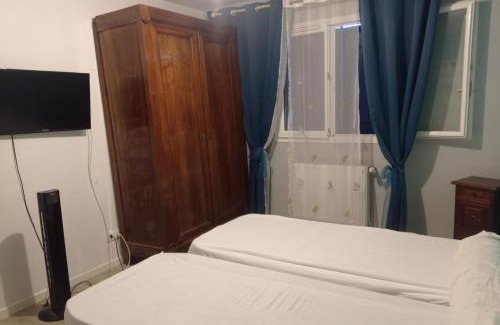 Bias House | Dans maison familiale loue Ch1 vintage rouge 2 pers, couple