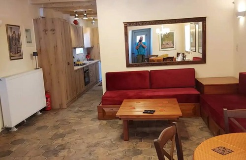 Zarouhla Apartment | Daphne Aroania suites