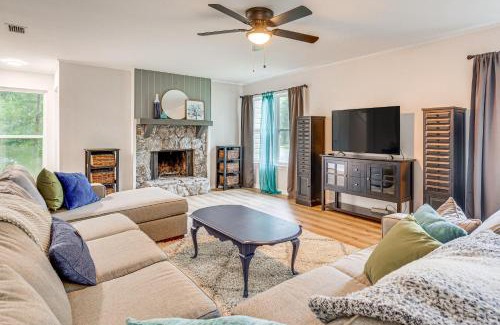 Daphne House | Daphne Home with Deck Close to Beaches and Parks!