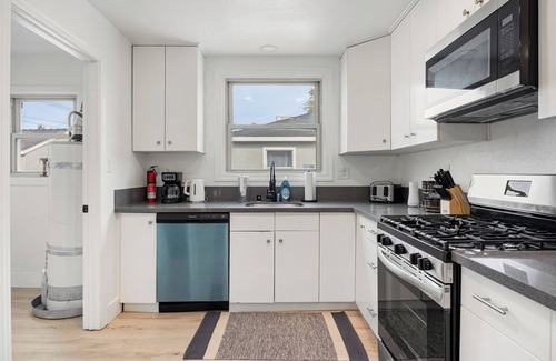 Southeastern Sacramento House | Dapper 2-Bedroom Abode: Chic & Cozy