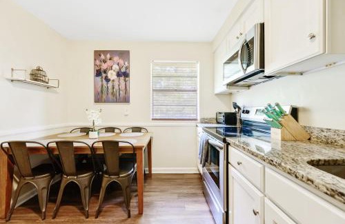 Durham Apartment | Dapper Digs - King Bed - Long Term Stays - Duke