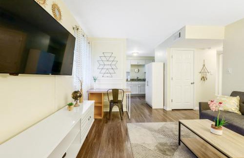 Durham Apartment | Dapper Digs - King Bed - Long Term Stays - Duke