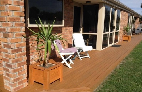 Darfield Apartment | Darfield right on the main street U2