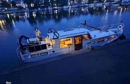 Leffe Boat Rental | Dark Angel