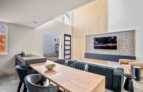 East Downtown Houston House | Dark loft · The O’Four Lofts - Midnight Lux