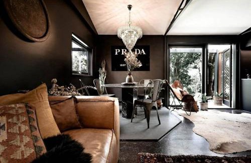 Yandina Creek Villa | Dark Moon Cottage. Luxurious.
