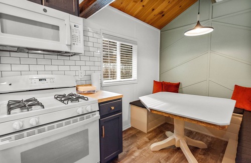 Big Bear City Cabin | Dark Pine Retreat - Romantic Getaway, Fireplace, Deck, Barbecue