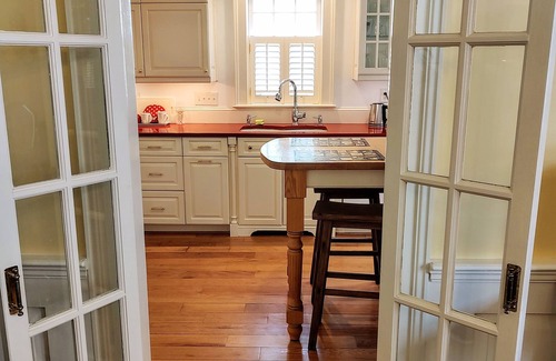 Historic District House | Darling 2 BR home with parking in the sought after Murray Hill section of Historic Annapolis