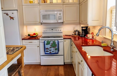 Historic District House | Darling 2 BR home with parking in the sought after Murray Hill section of Historic Annapolis