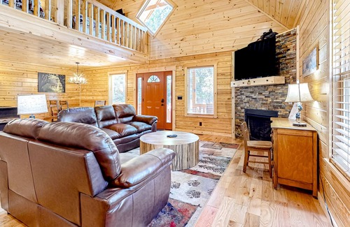 White Oak Lodge Cabin | Darling cabin with a private hot tub, seasonal pool, tennis court, & gym
