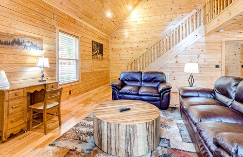 White Oak Lodge Cabin | Darling cabin with a private hot tub, seasonal pool, tennis court, & gym