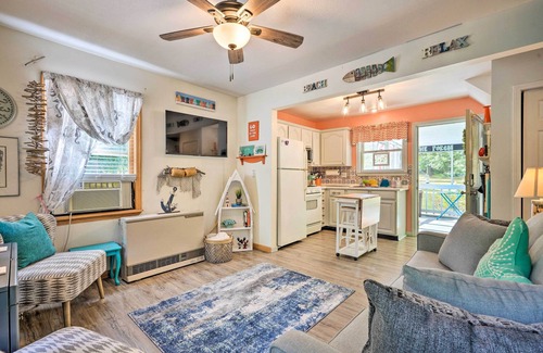 North East Cottage | Darling Cottage ~ 1 Mi to Lake Erie Beach!
