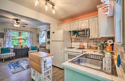 North East Cottage | Darling Cottage ~ 1 Mi to Lake Erie Beach!