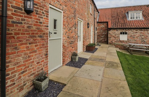 Acaster Malbis Cottage | DARLING COTTAGE 2-BED, with a garden in Acaster Malbis