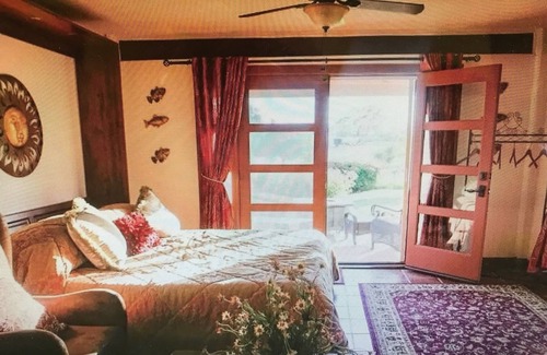 Paso Robles Cottage | Darling Cottage on the edge of a private lake ~ only 5 minutes from town