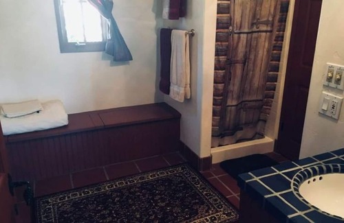 Paso Robles Cottage | Darling Cottage on the edge of a private lake ~ only 5 minutes from town