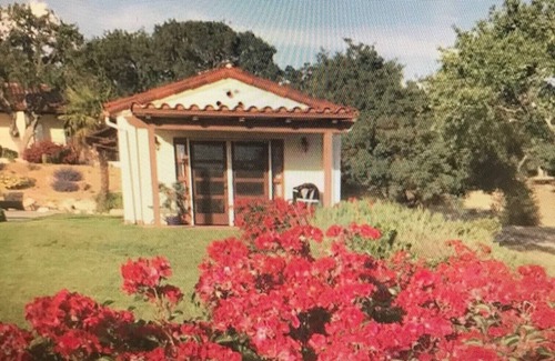 Paso Robles Cottage | Darling Cottage on the edge of a private lake ~ only 5 minutes from town