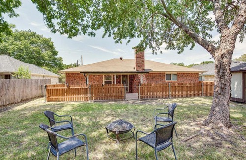 Waxahachie House | Darling Waxahachie Home with Yard and Fire Pit!