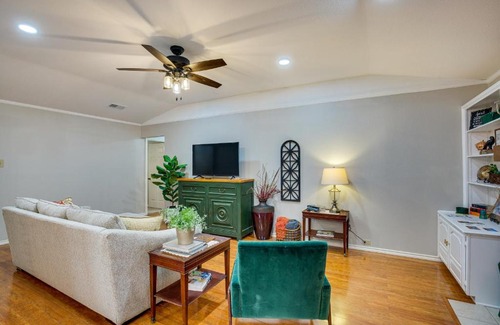 Waxahachie House | Darling Waxahachie Home with Yard and Fire Pit!