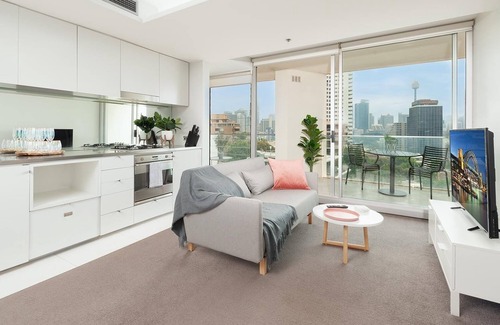 Darlinghurst Apartment | Darlinghurst - DH707 Victoria Street - 1BR with Iconic Harbour Views Balcony in Top of the Town Potts Point