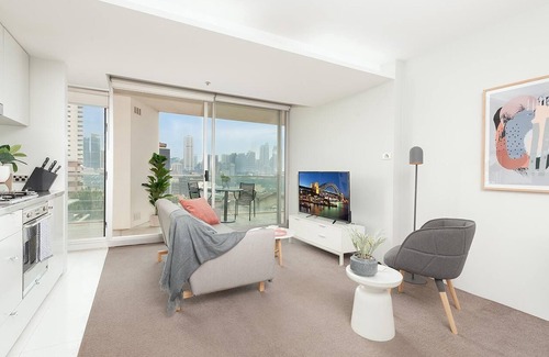 Darlinghurst Apartment | Darlinghurst - DH707 Victoria Street - 1BR with Iconic Harbour Views Balcony in Top of the Town Potts Point