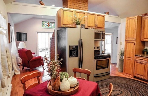 Ligonier Cottage | Darlington cottage Pet-Friendly
