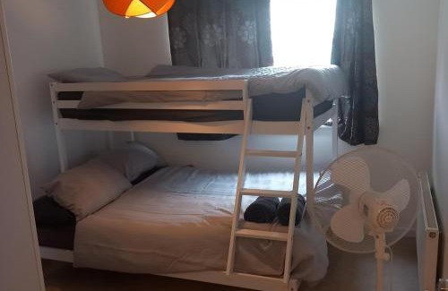 Dartford Apartment | Dartford Sleeps 5 Pets Ok with Balcony & Parking