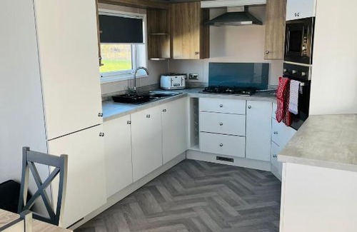 Malton Cabin | Darwin Lodge with Hot Tub
