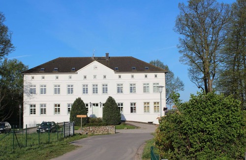 Blengow House | Das Wunderschöne Feriendoppelhaus Befindet Sich im Herrenhausensemble Mitten in der Natur, ein Idealer Platz um Ruhe und Erholung zu Finden