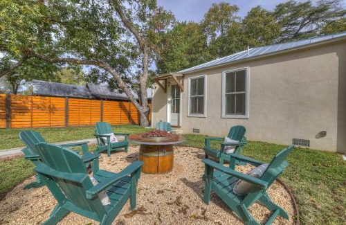 Fredericksburg House | Das Sweet Peach - Fire Pit & Close to Main St