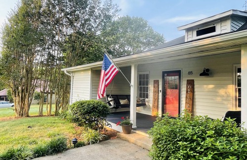 Helen Cottage | {Das Vogel Haus}nCheerful cottage getaway in Helen