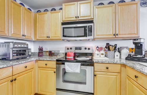 Dauphin Island Condo | Dauphin Island Condo: Beach & Hot Tub Access!