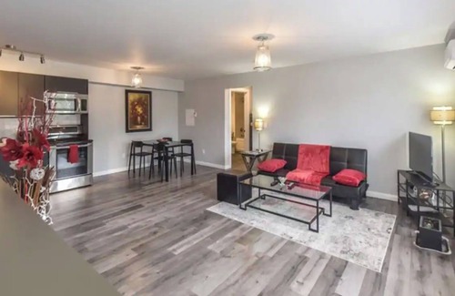 Orillia Apartment | DaVel DeLuxe Sunsets