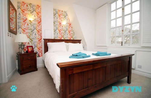 Castle Quarter Apartment | David's Morgan View - Short Let Cardiff City Center by DYZYN