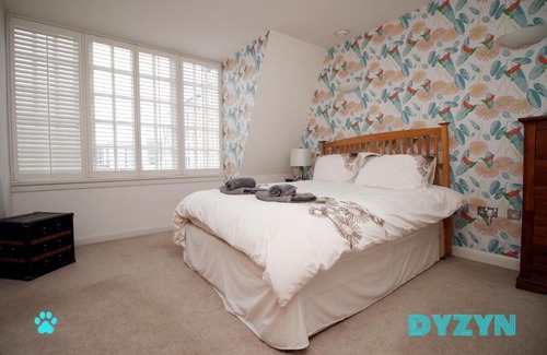 Castle Quarter Apartment | David's Morgan View - Short Let Cardiff City Center by DYZYN