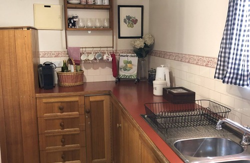 Penola Cottage | Davidson's Cottage Penola: Open fire, AC, Wifi, SMART TV, Garden Pet Friendly