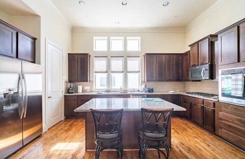 East Downtown Houston House | Davios Downtown Houston