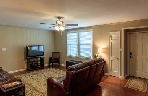 Athens House | Dawg Daze Cottage | Quaint Southern Porch!