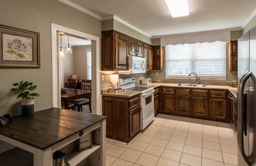 Athens House | Dawg Daze Cottage | Quaint Southern Porch!