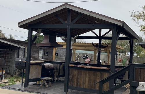 South Side Cottage | DAWG HOUSE quiet get away centrally located in Corpus Christi