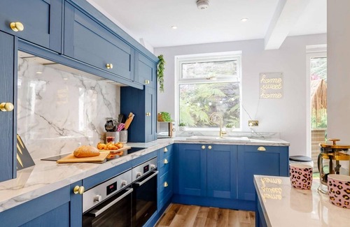Cromford House | Dawn's House Cromford-Quirky Colourful Home, Hot Tub, Pet Friendly Peak District