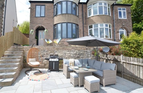 Cromford House | Dawn's House Cromford-Quirky Colourful Home, Hot Tub, Pet Friendly Peak District