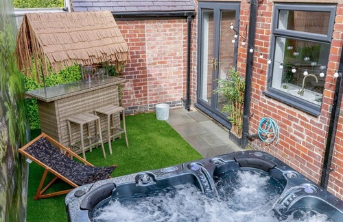 Cromford House | Dawn's House Cromford-Quirky Colourful Home, Hot Tub, Pet Friendly Peak District